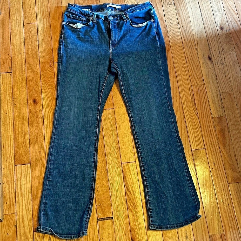 Levi's Women's Size 10 Classic Boot Jeans Medium Wash Blue Mid Rise T49-5